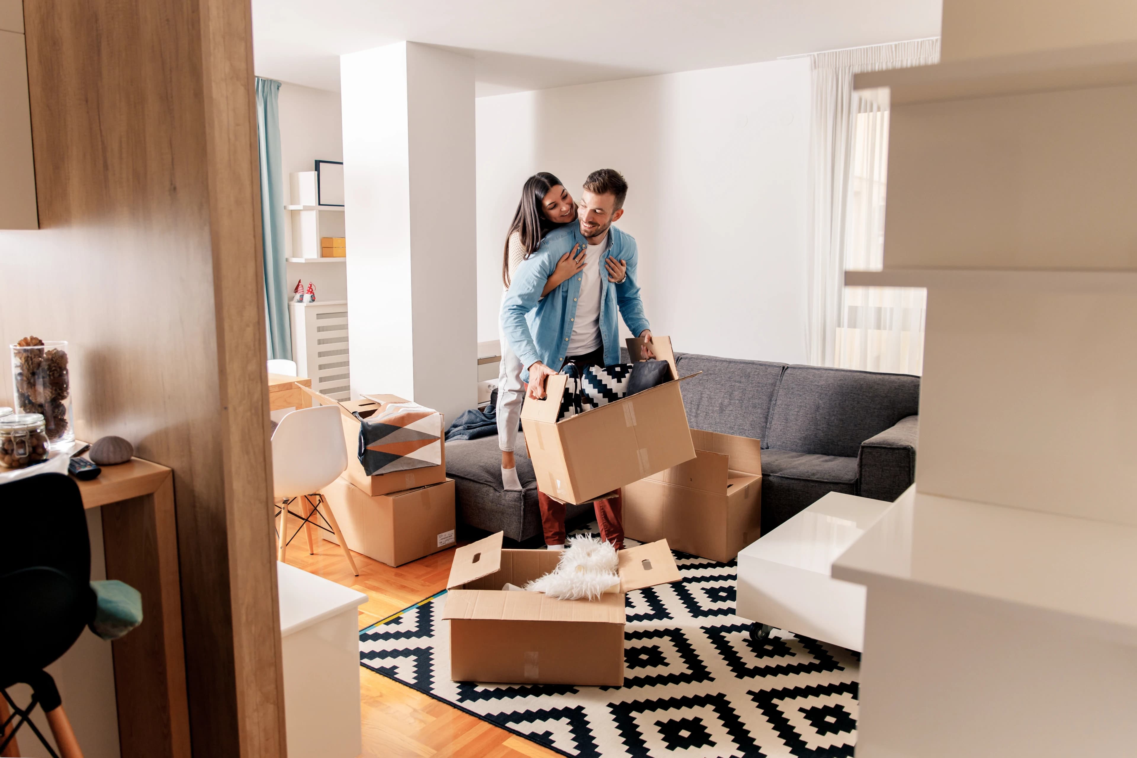 Pareja instalándose en su nuevo hogar